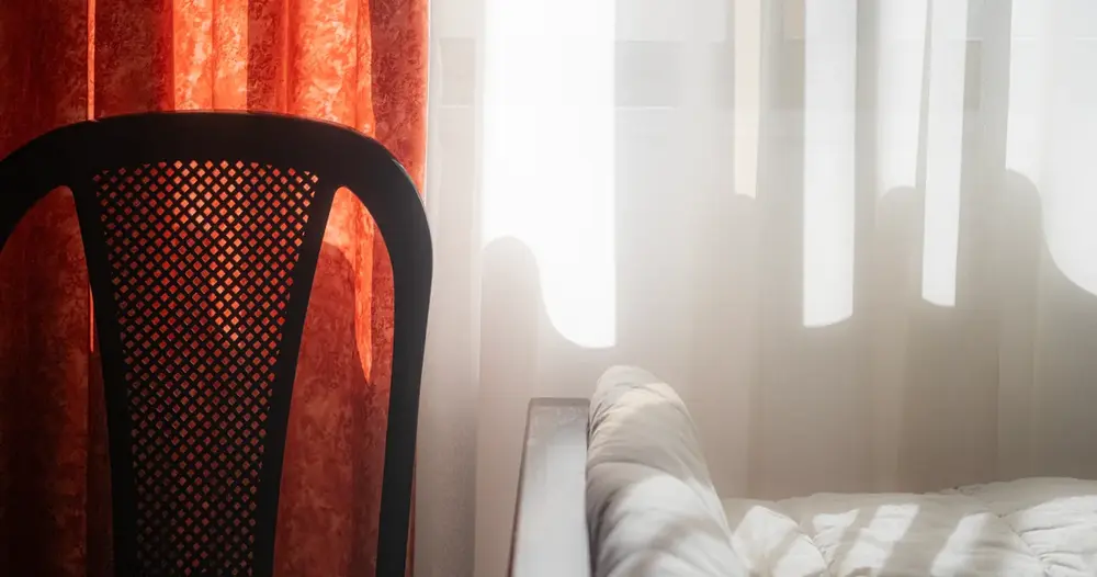 cortina ou persiana no quarto