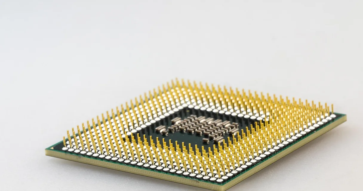Processador de computador com pinos dourados sobre fundo claro, ilustrando qual a melhor IA